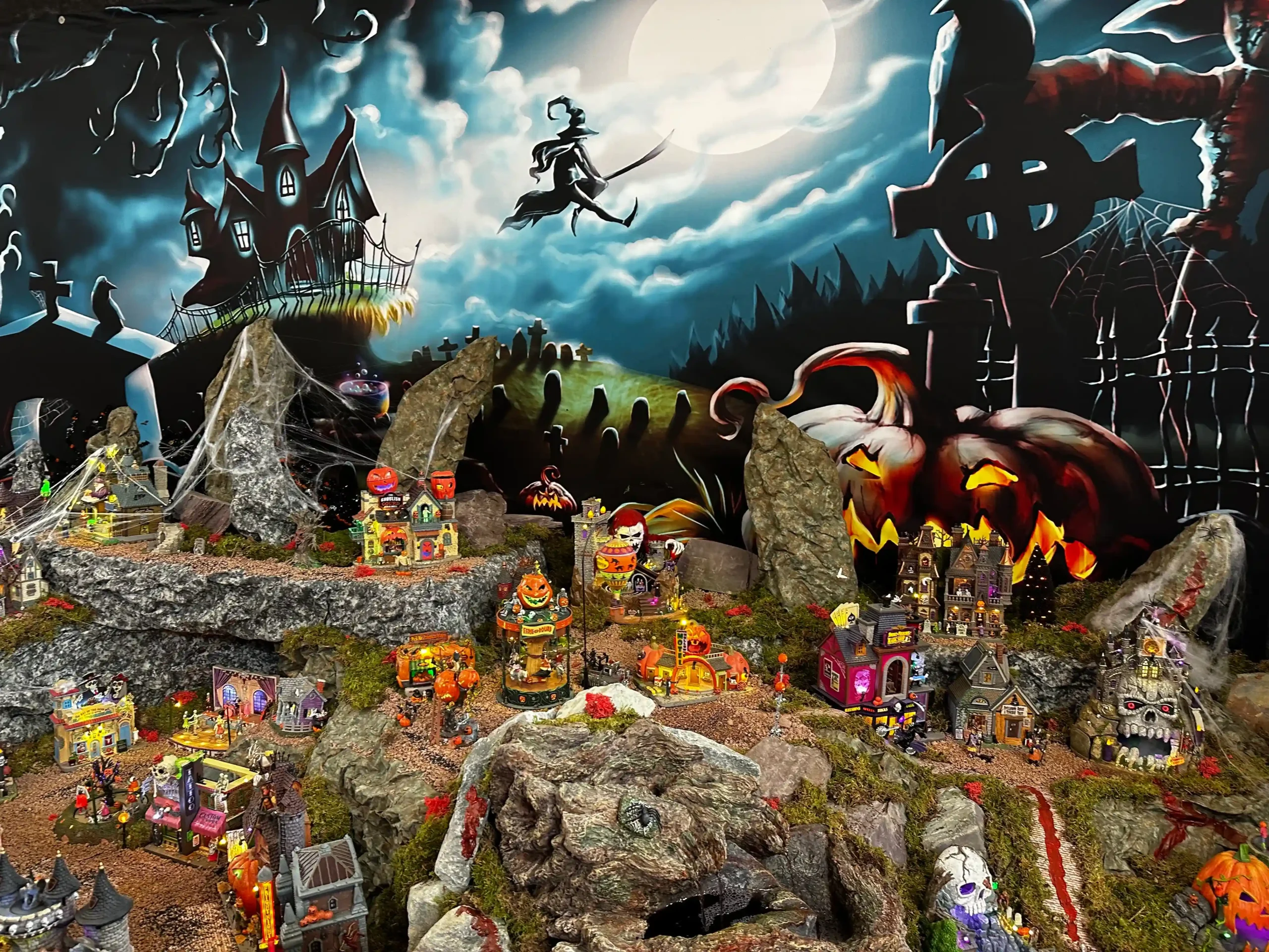 Trowell Garden Centre – Lemax Spooky Town Display 2025